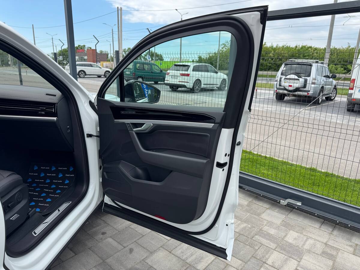 Volkswagen Touareg R 2022 - freshauto