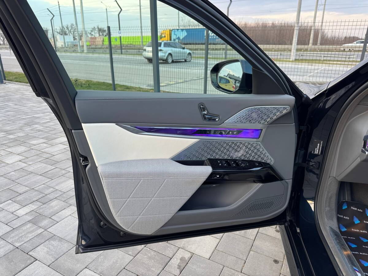 BMW i7 2023 - fresh auto