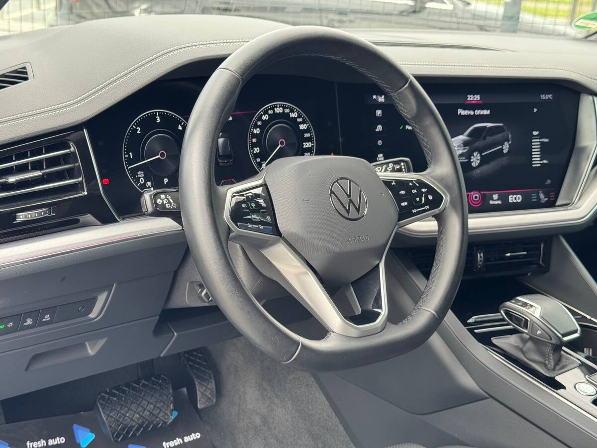 Volkswagen Touareg R 2022 - freshauto