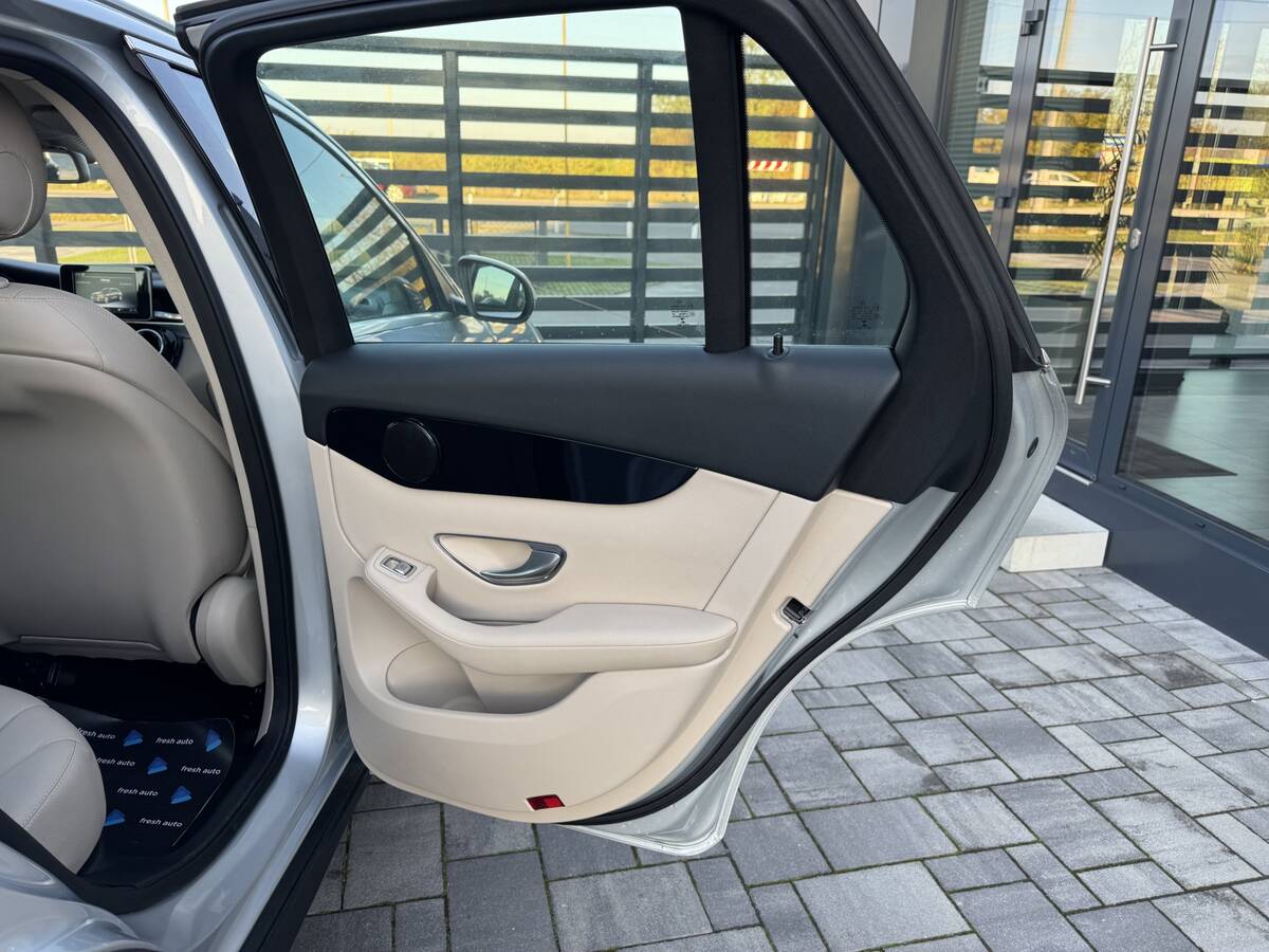 Mercedes-Benz GLC-Class 2016 - Кількість місць: 5 