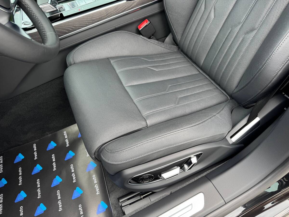 Audi A8 2024 - fresh avto