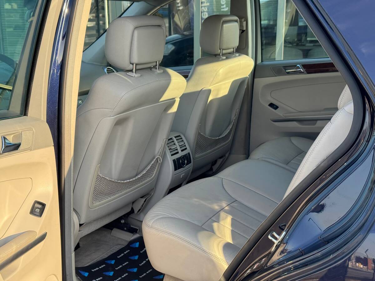 Mercedes-Benz ML 2005 - Кількість місць: 5 