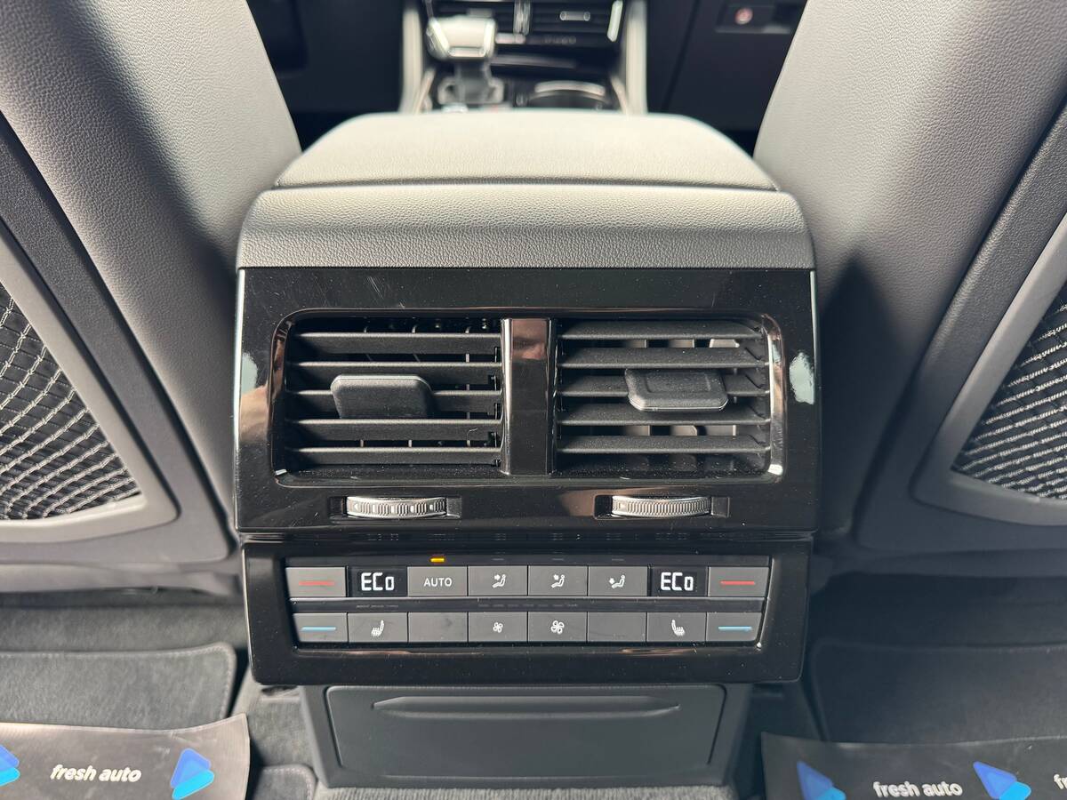Volkswagen Touareg R 2022 - DriveType: All-wheel 