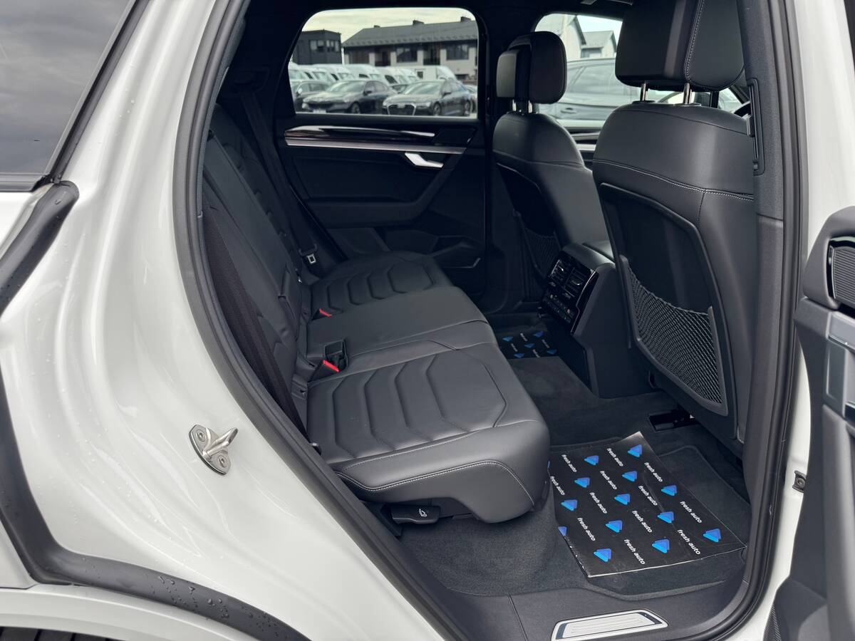 Volkswagen Touareg R 2022 - fresh auto