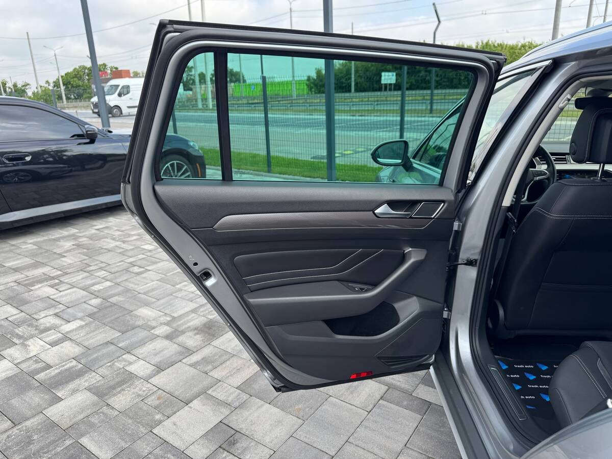 Volkswagen Passat Alltrack 2022 - Number Of Seats: 5 