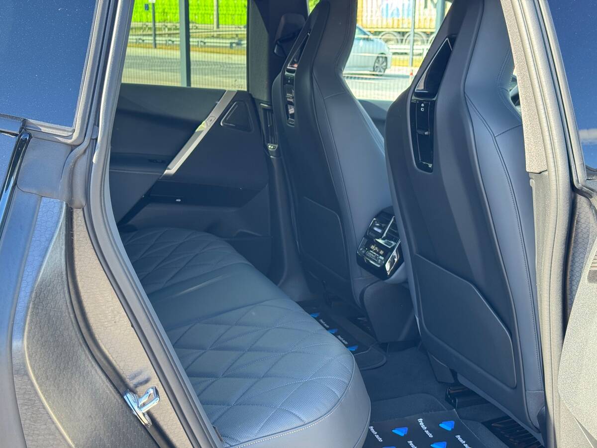 BMW iX 2023 - fresh auto