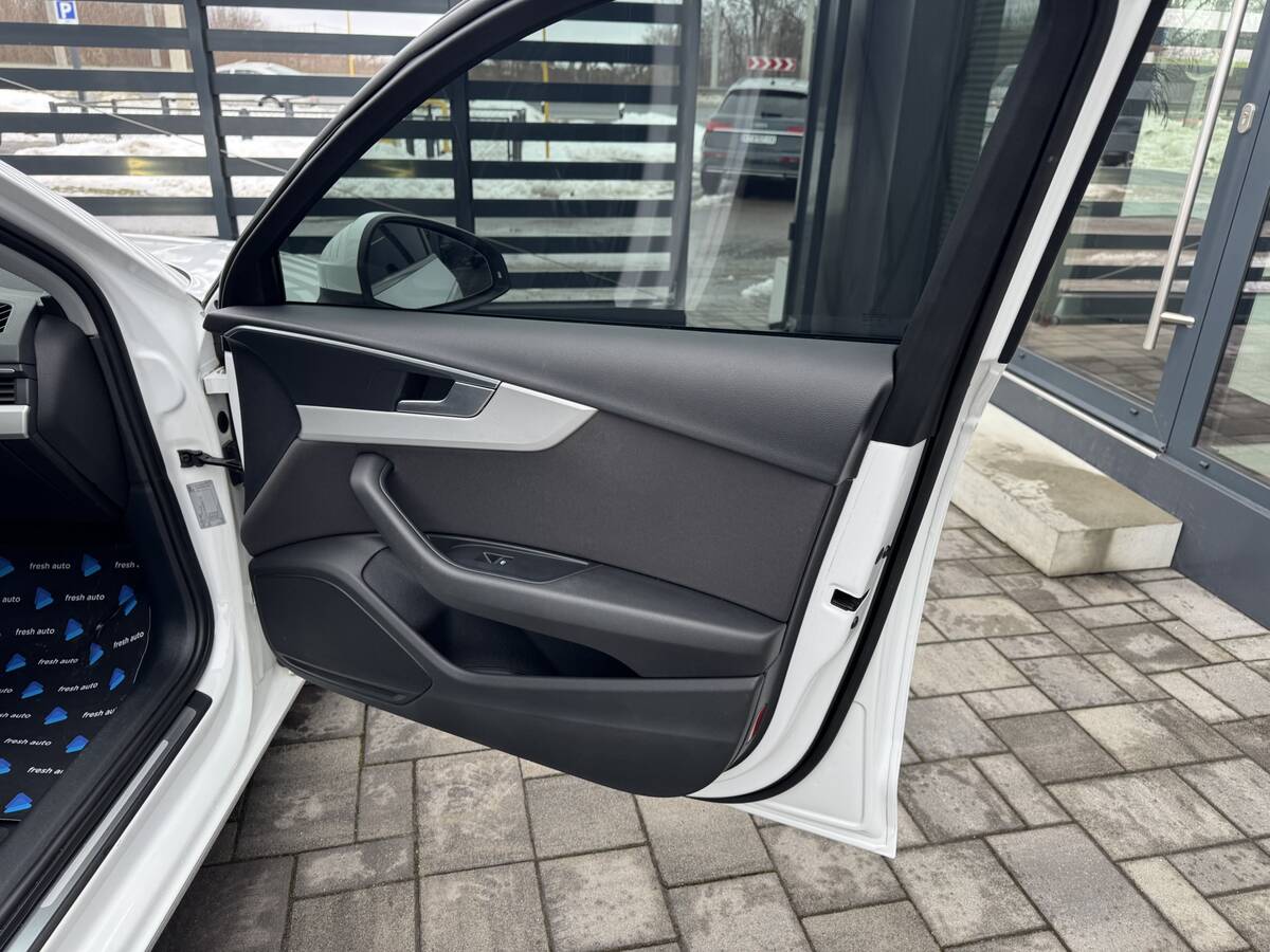 Audi A4 2020 - Об'єм двигуна: 2.0 