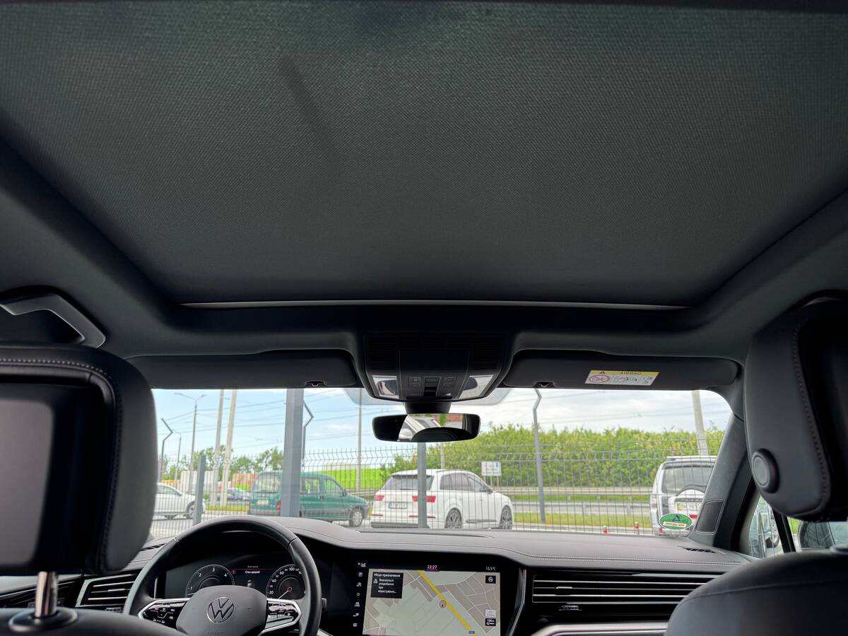 Volkswagen Touareg R 2022 - Volume: 3.0 l.