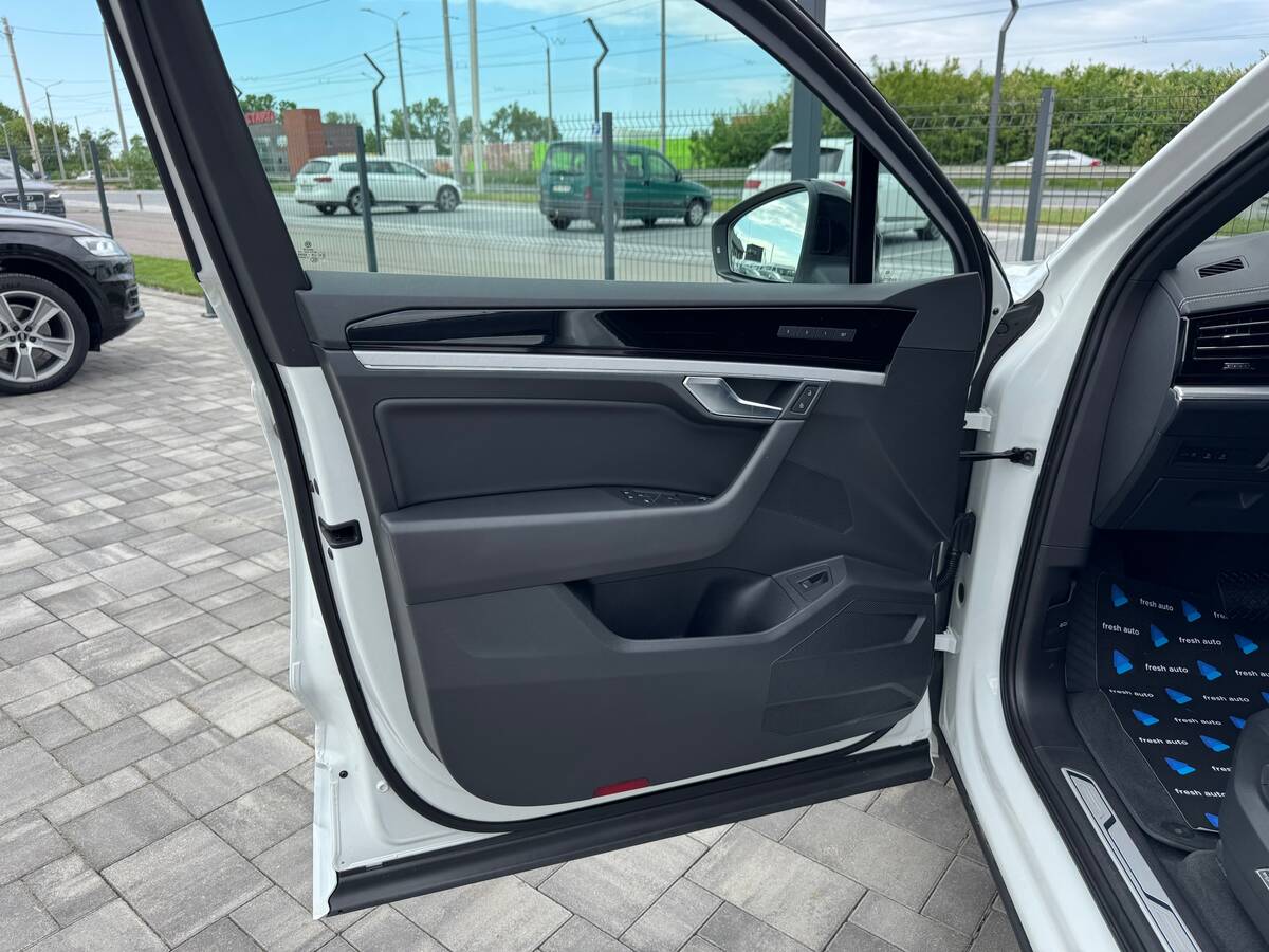 Volkswagen Touareg R 2022 - Location: In Ukraine 