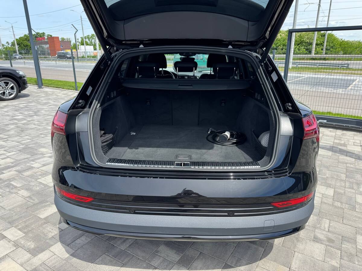 Audi e-tron 2021 - fresh auto