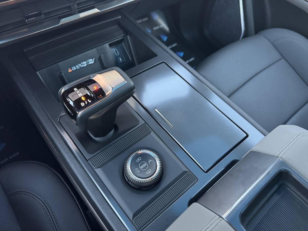 Hummer EV SUV 3X 2023 - Кількість місць: 5 