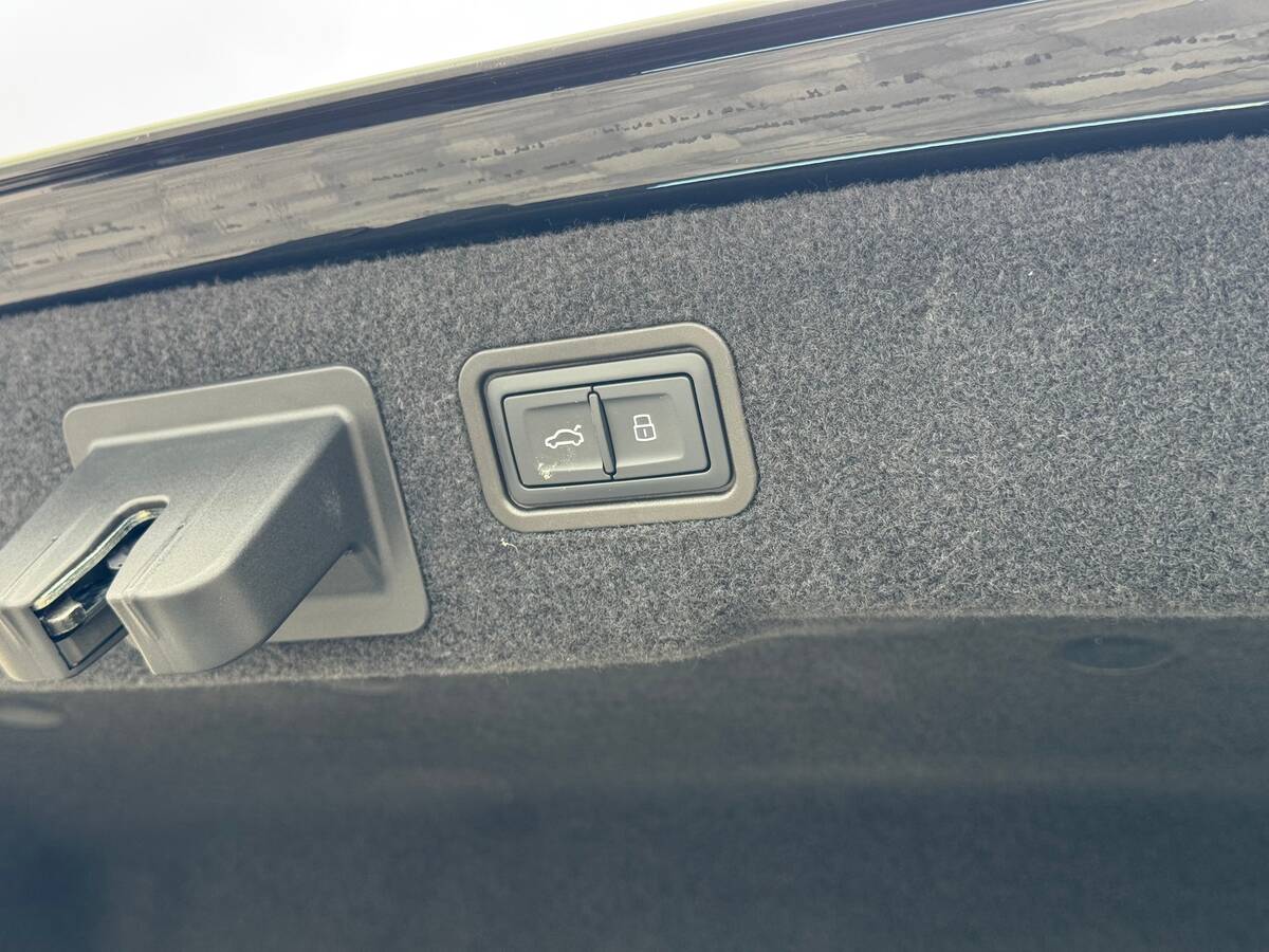 Audi A8 2024 - fresh avto