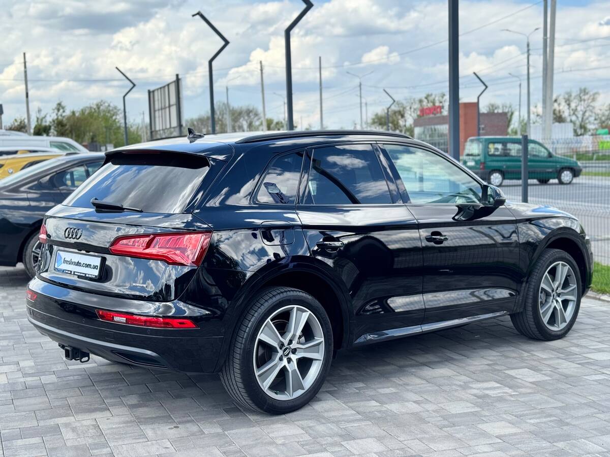 Audi Q5 2019 - Об'єм двигуна: 2.0 л.
