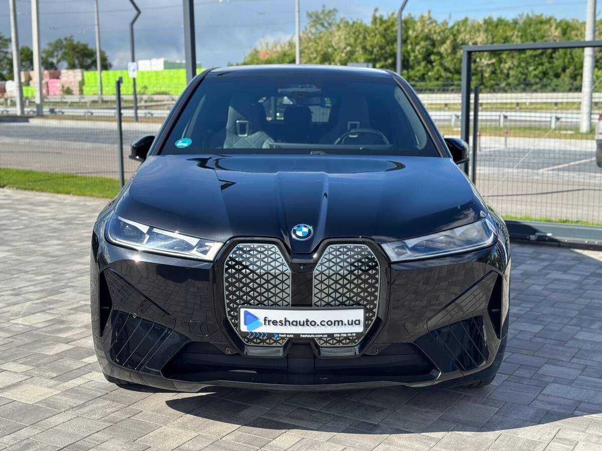 BMW iX 2023 - Запас ходу: 550 км