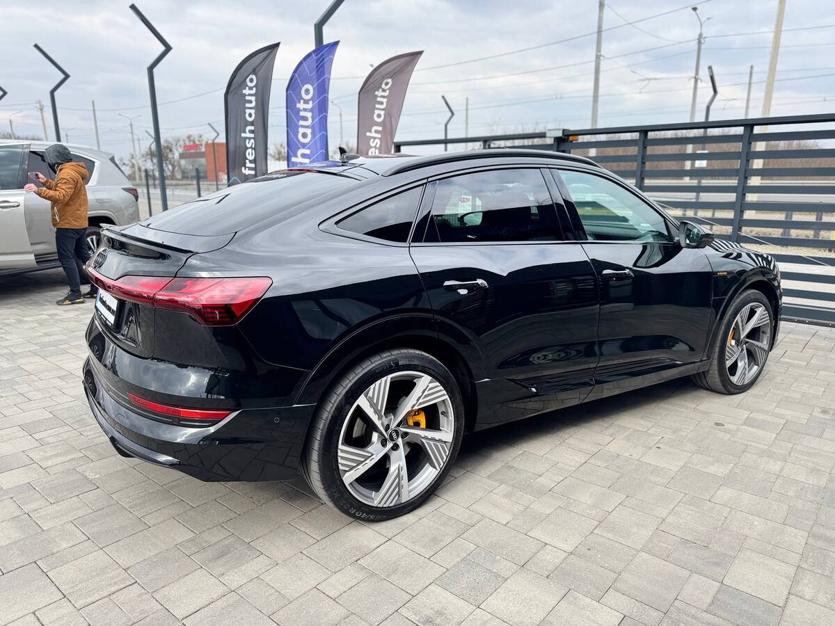 Audi e-tron 2022 - Привід: Повний 