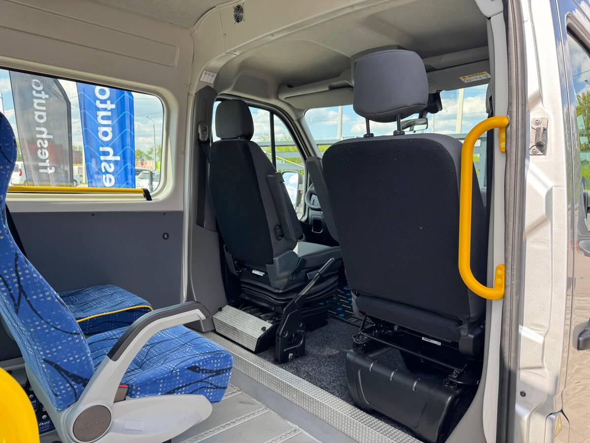 Nissan NV400 2015 - Number Of Seats: 9 