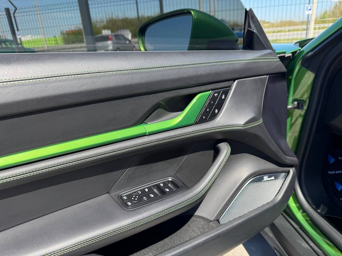 Porsche Taycan 2021 - фреш авто