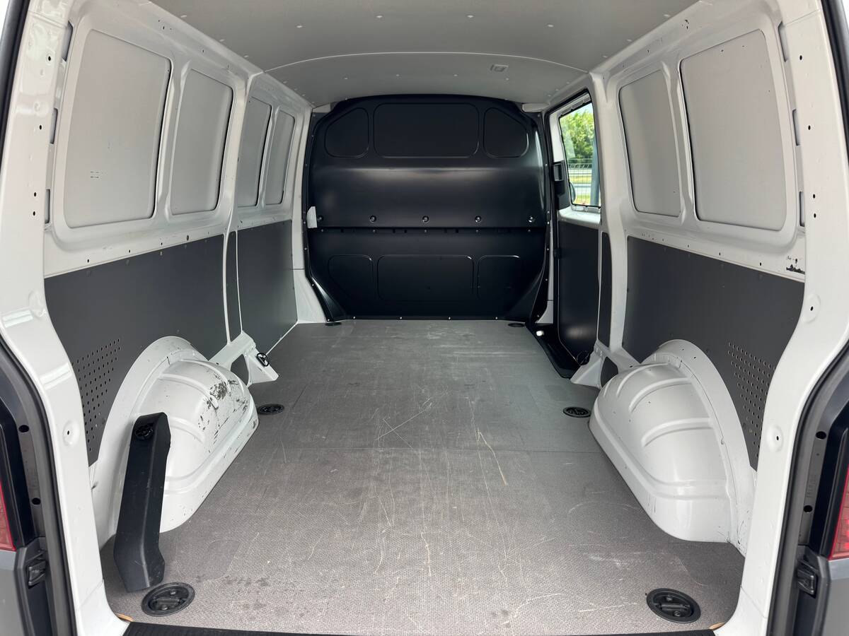 Volkswagen Transporter 2022 - DriveType: Front 