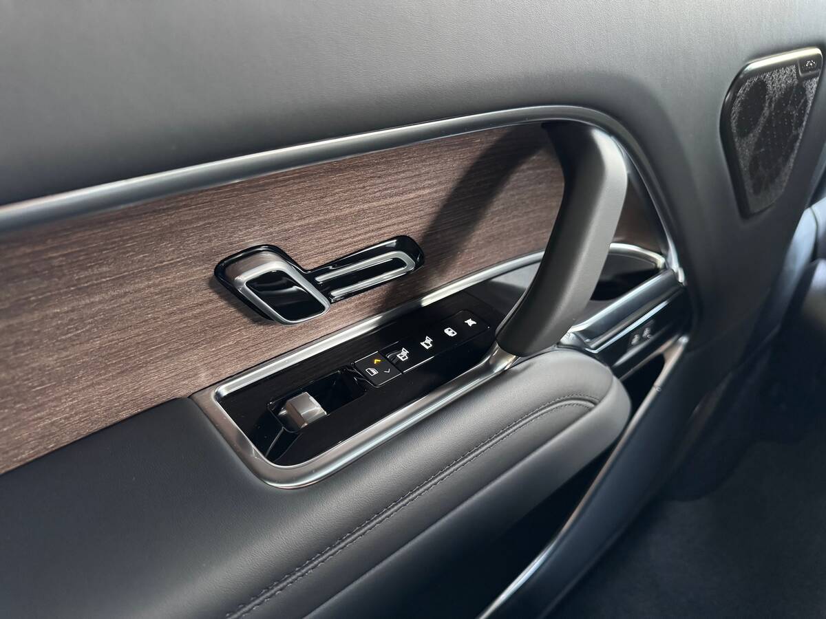 Land Rover Range Rover 2023 - Потужність: 351 кс