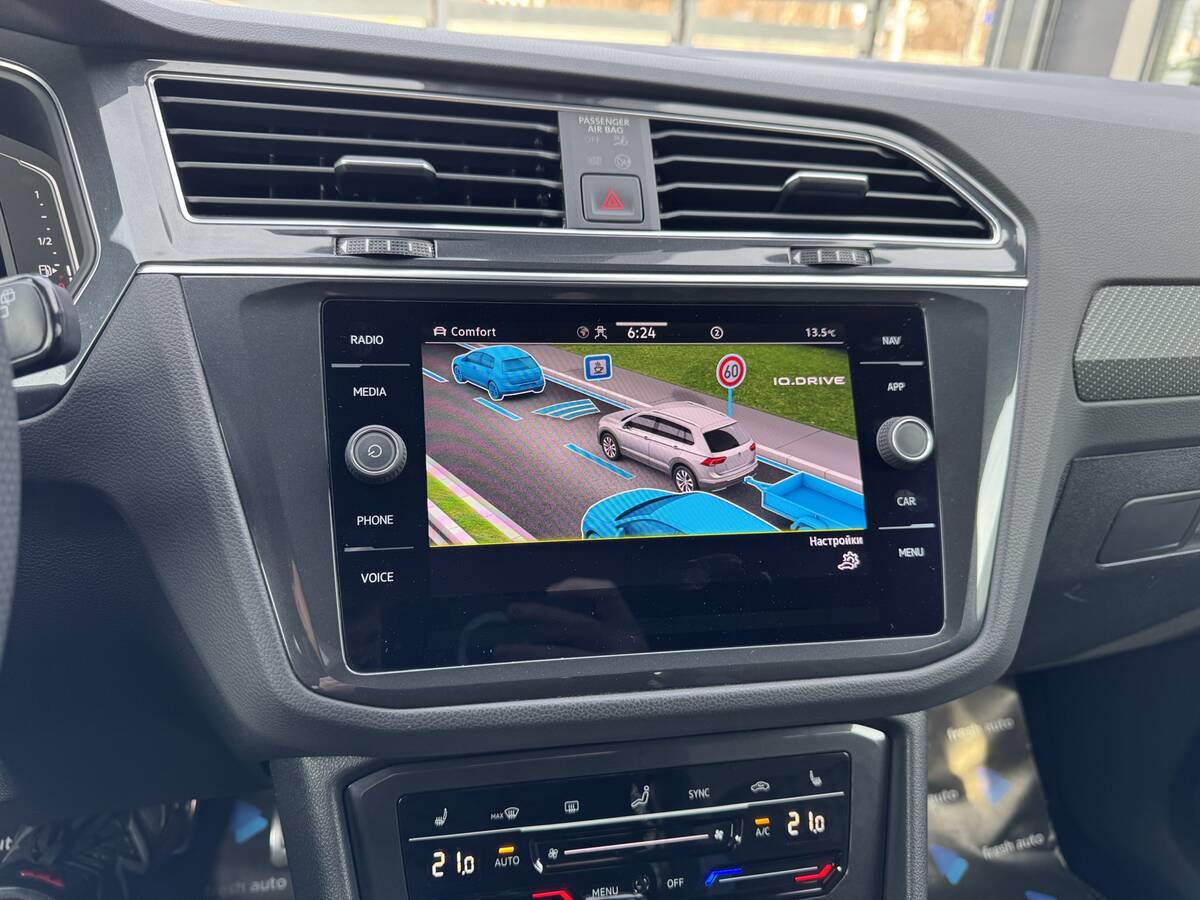 Volkswagen Tiguan 2022 - Об'єм двигуна: 2.0 л.