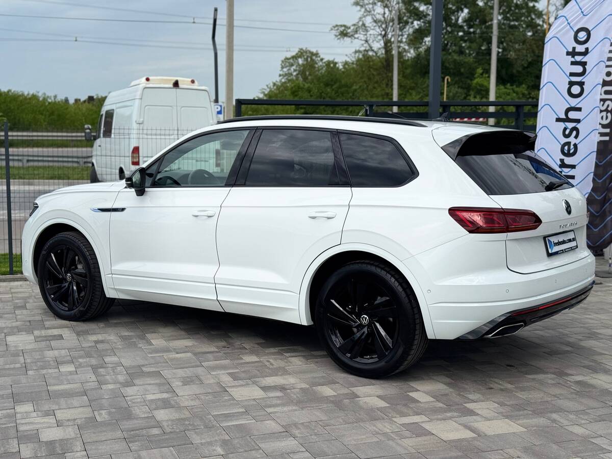 Volkswagen Touareg R 2022 - Transmission: Automatic 