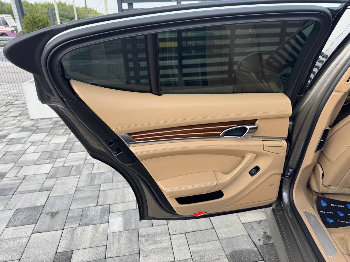 Porsche Panamera 2011 - HP: 519 HP