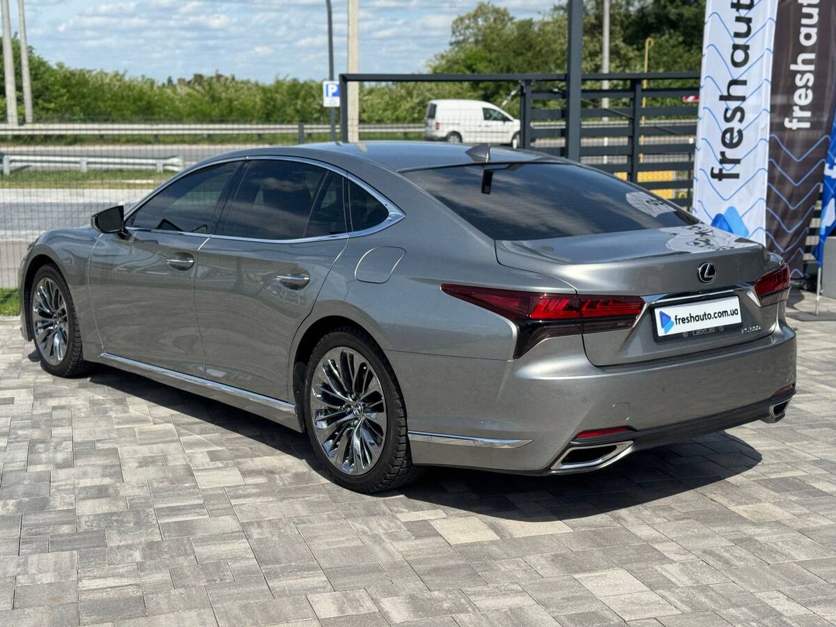 Lexus LS500 2022 - Кількість місць: 5 