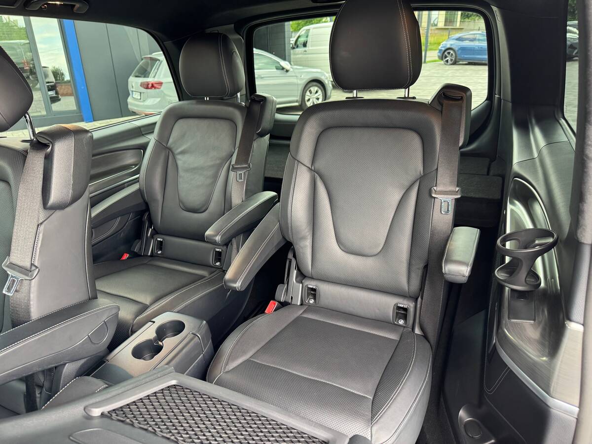 Mercedes-Benz V 300 2021 - Number Of Seats: 6 