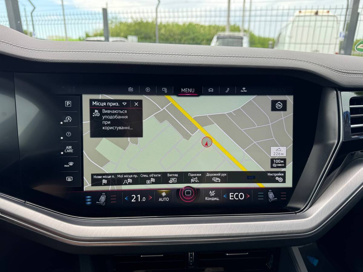 Volkswagen Touareg R 2022 - Volume: 3.0 l.