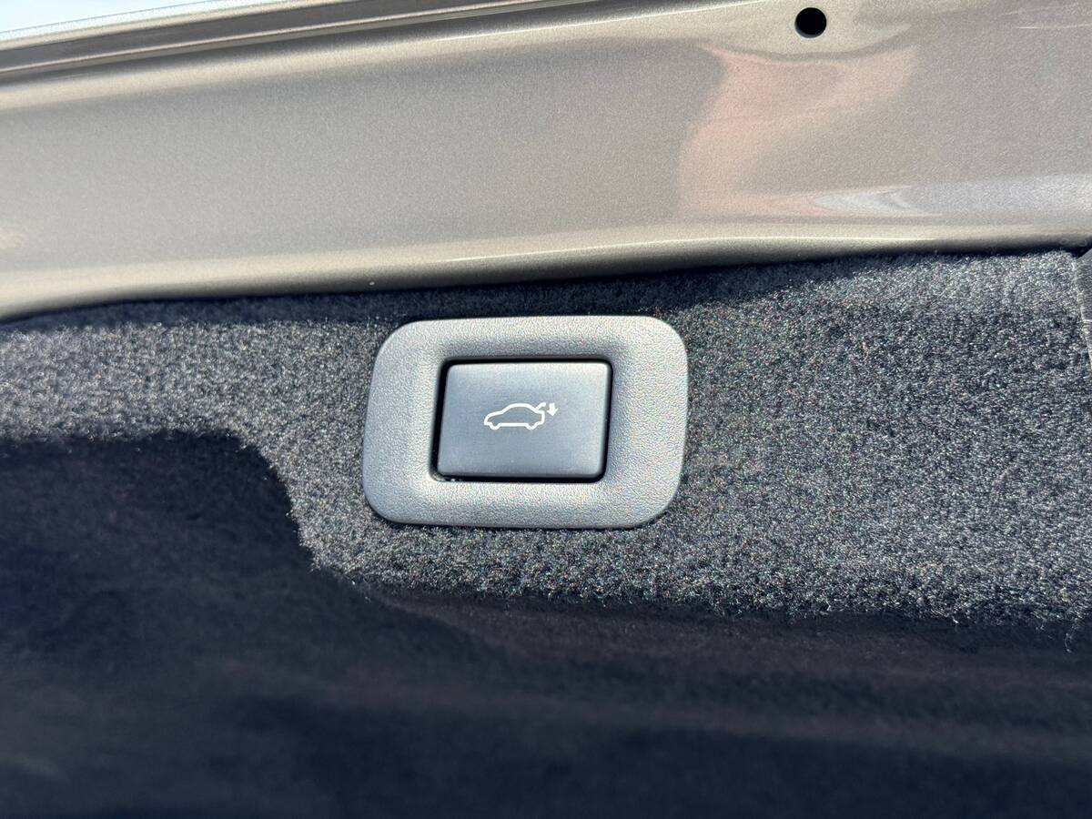 Lexus LS500 2022 - фреш авто