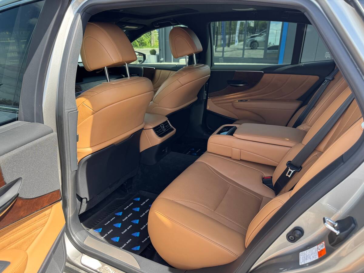 Lexus LS500 2022 - Потужність: 421 кс