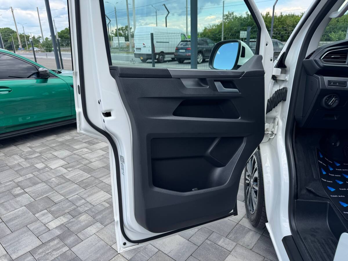 Volkswagen Multivan 2021 - фреш авто