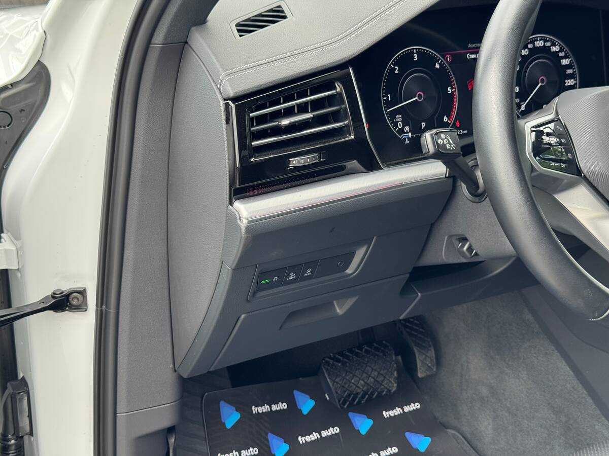 Volkswagen Touareg R 2022 - fresh auto