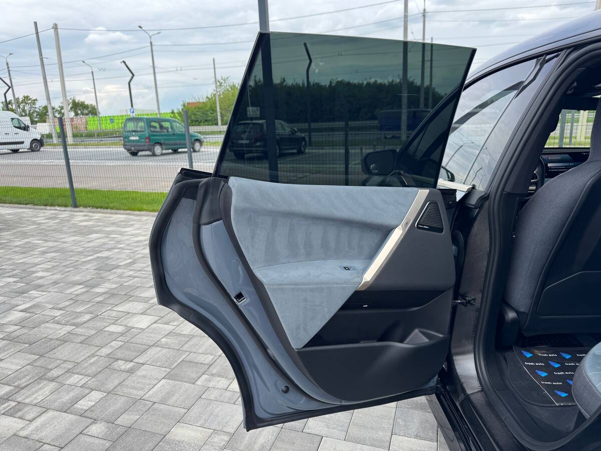 BMW iX 2023 - Кількість місць: 5 