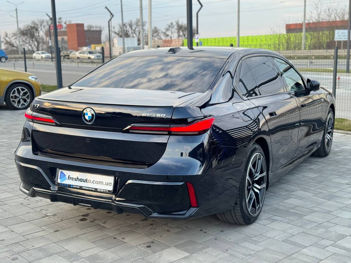 BMW i7 2023 - фреш авто