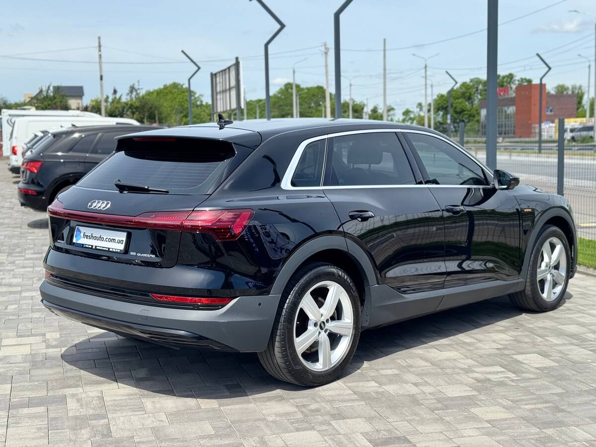 Audi e-tron 2021 - Запас ходу: 400 км