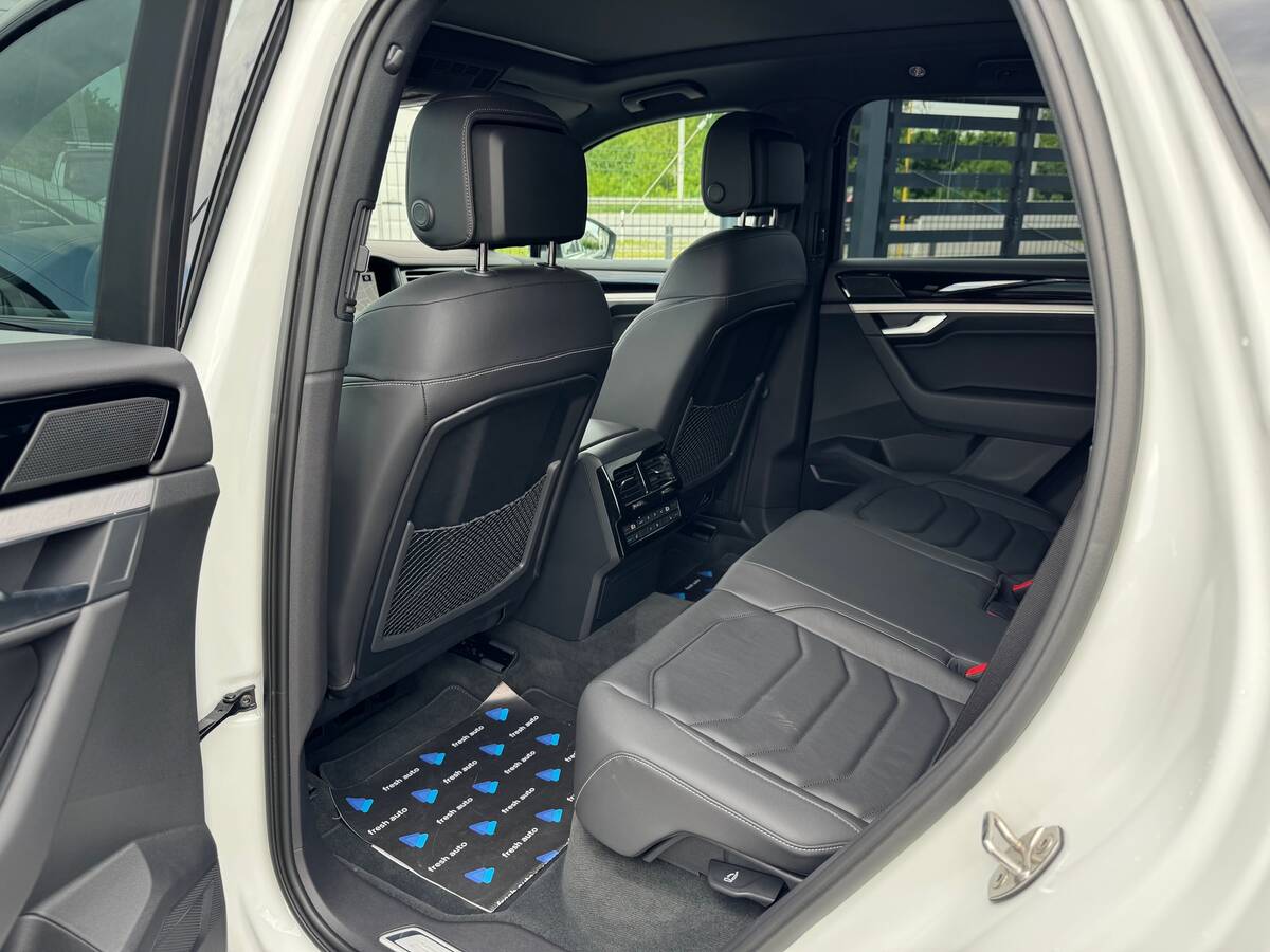 Volkswagen Touareg R 2022 - Complectation: R Line + поворотна вісь + нічне бачення 