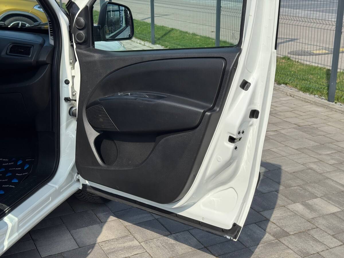 Opel Combo 2018 - Transmission: Manual 