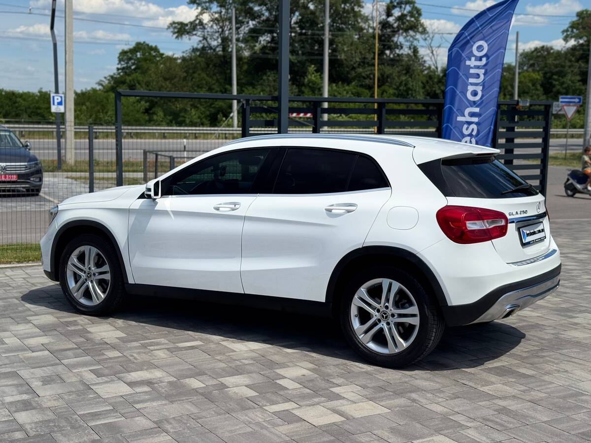 Mercedes-Benz GLA-Class 2017 - Number Of Seats: 5 