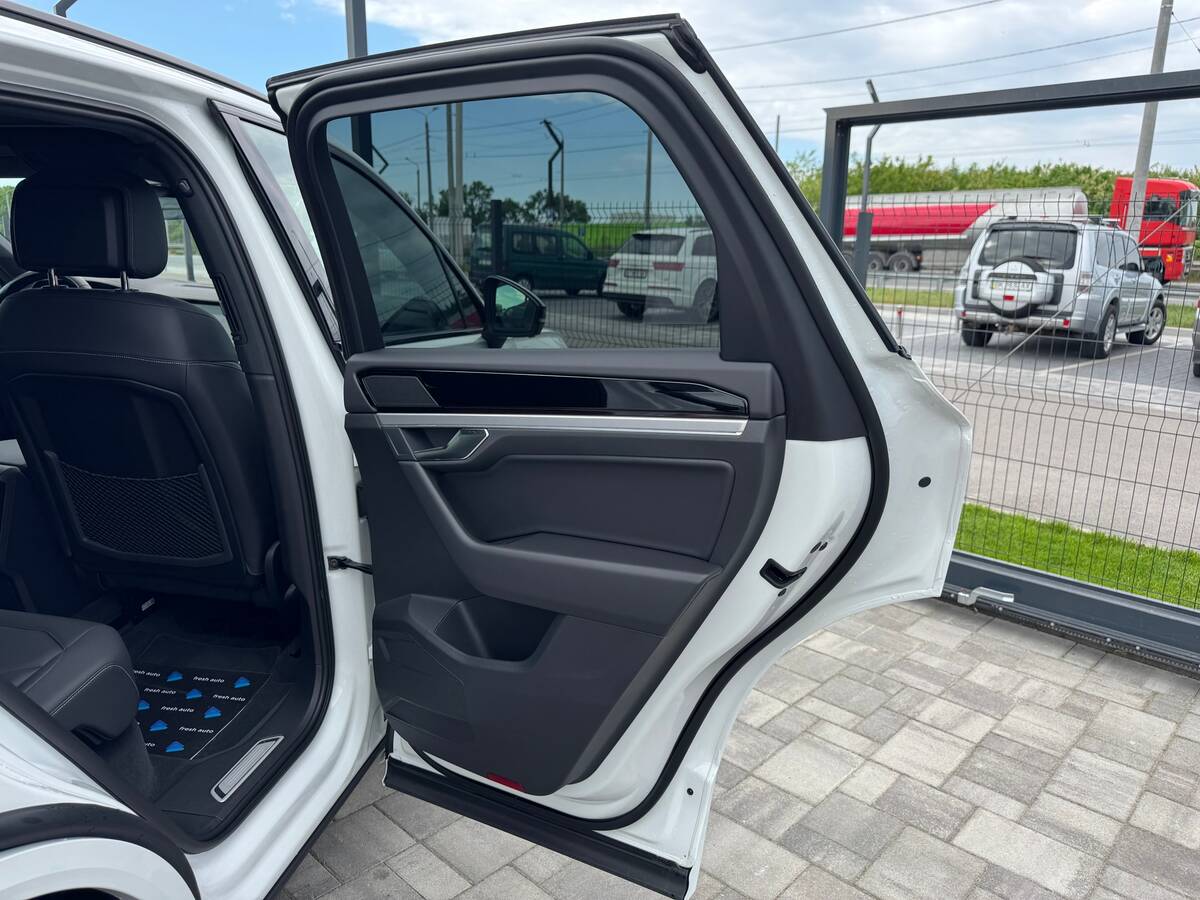 Volkswagen Touareg R 2022 - фреш авто