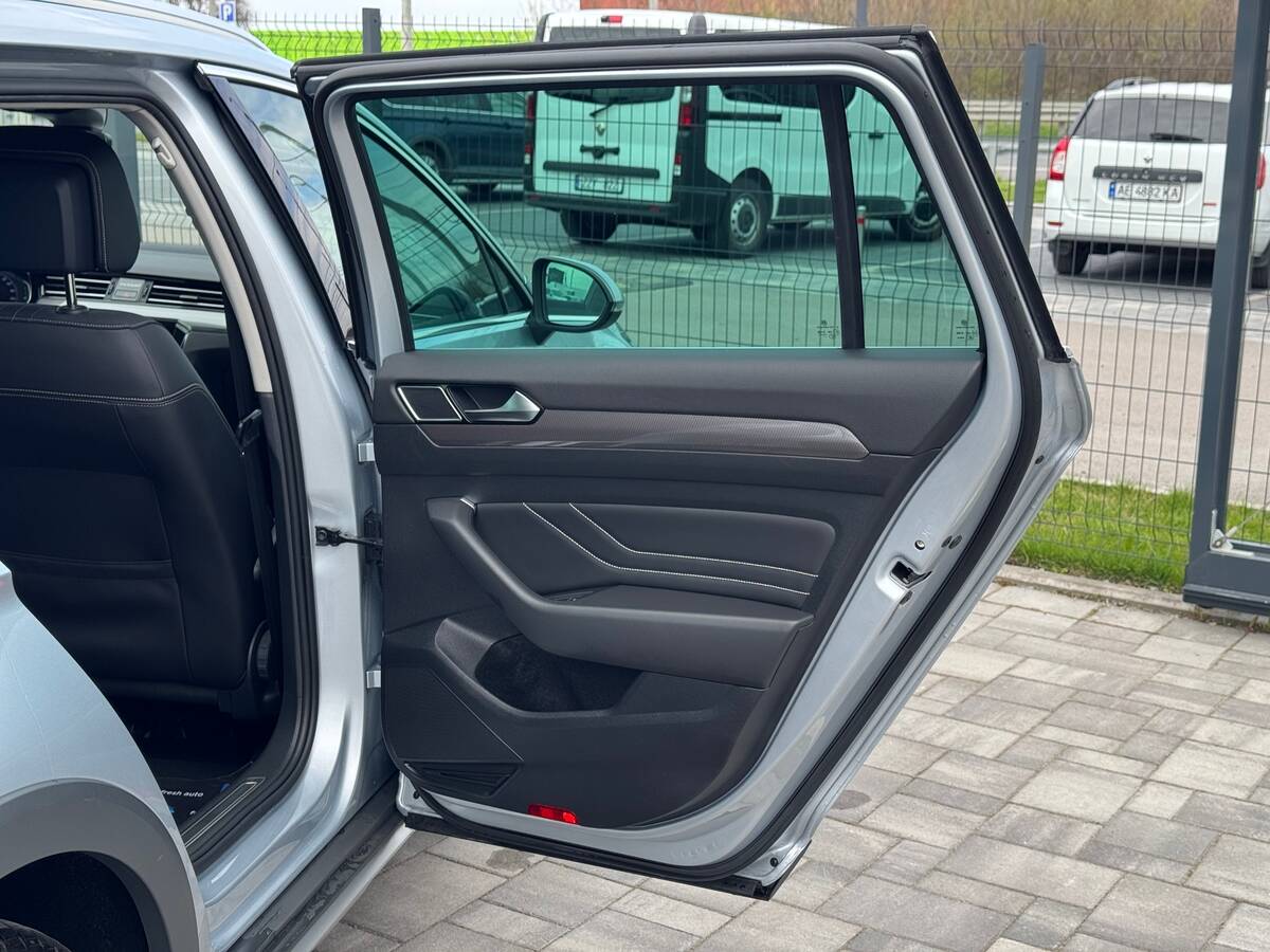 Volkswagen Passat Alltrack 2022 - fresh auto