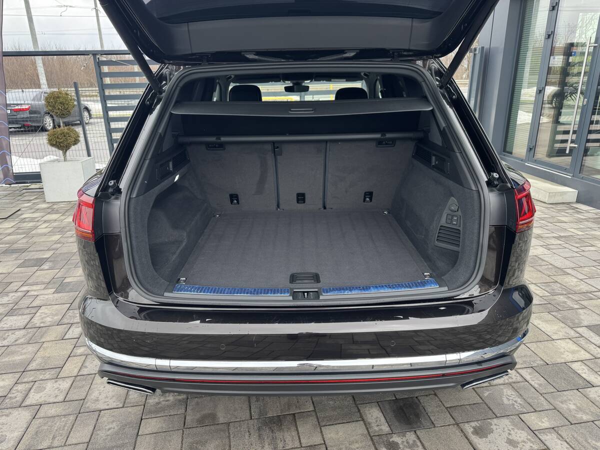 Volkswagen Touareg 2021 - фреш авто