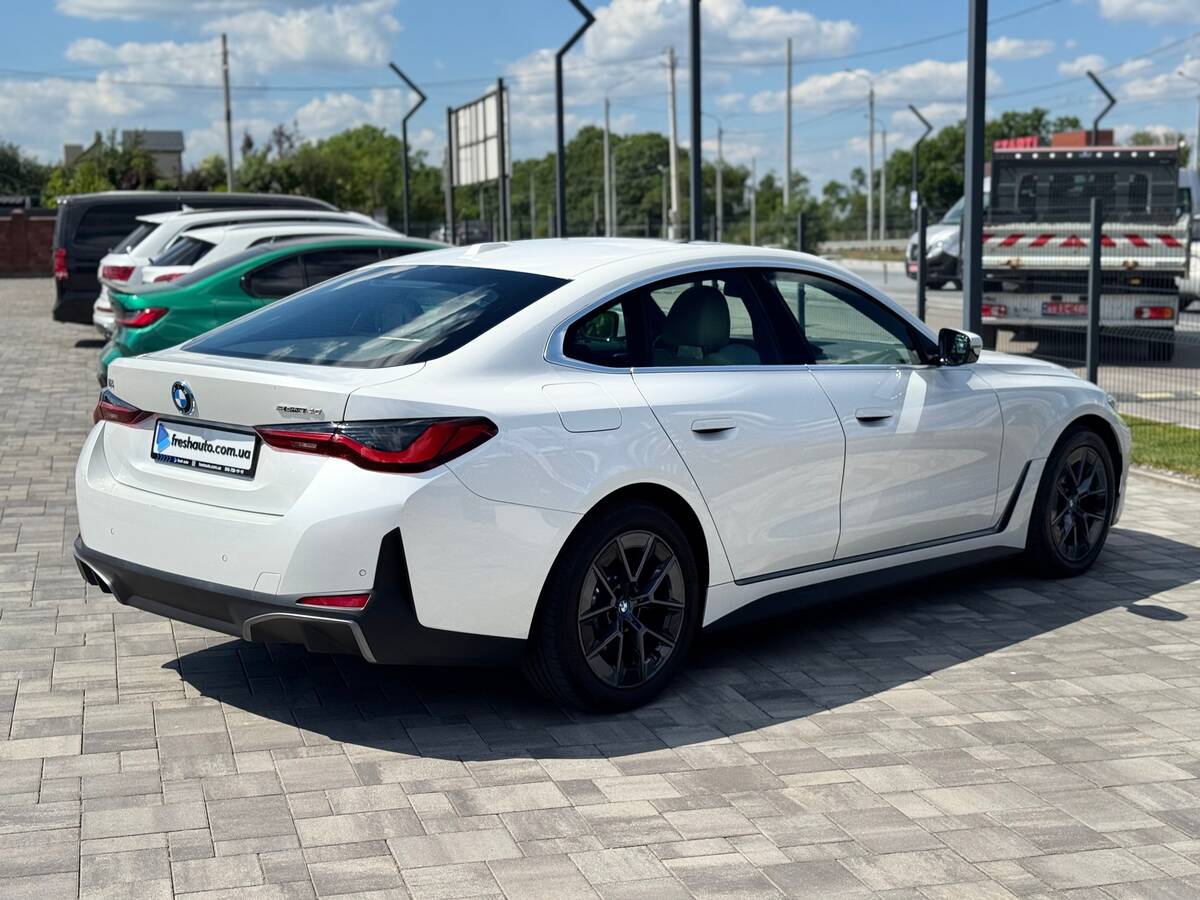 BMW i4 2022 - Battery: 84 kWt