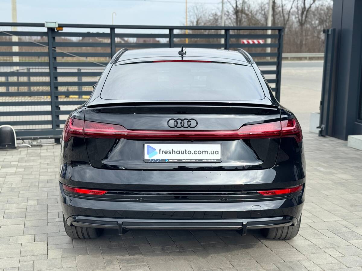 Audi e-tron 2022 - фреш авто