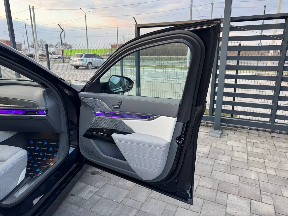 BMW i7 2023 - Комплектація: individual 