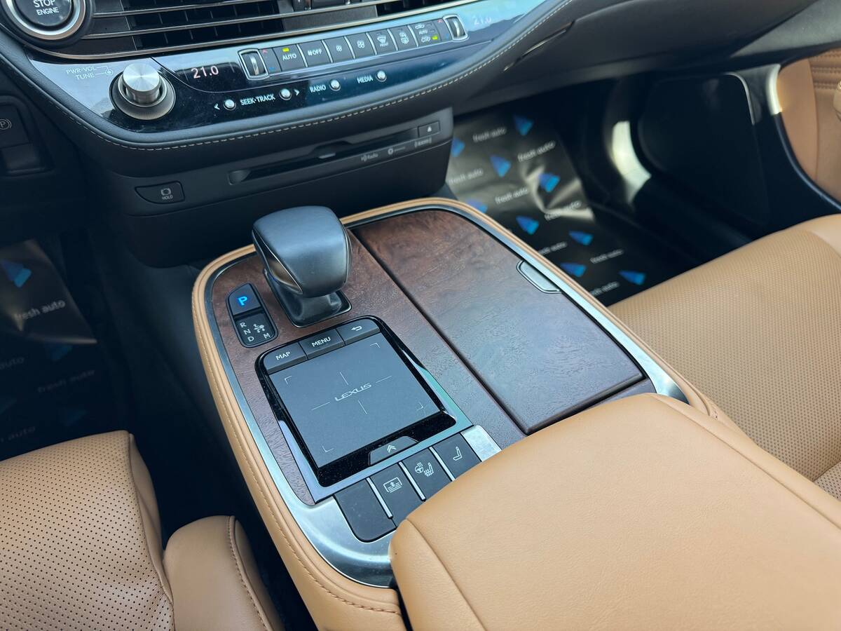 Lexus LS500 2022 - Потужність: 421 кс