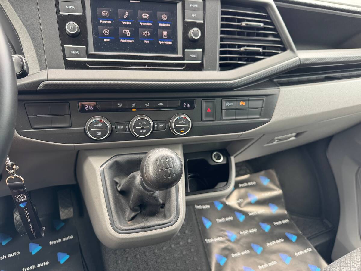 Volkswagen Caravelle 2021 - fresh auto