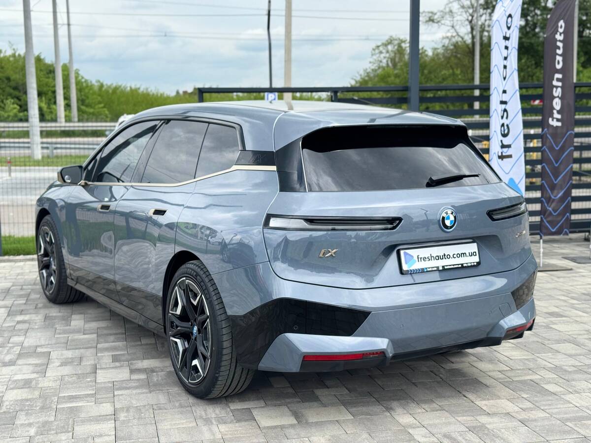 BMW iX 2023 - Запас ходу: 600 км