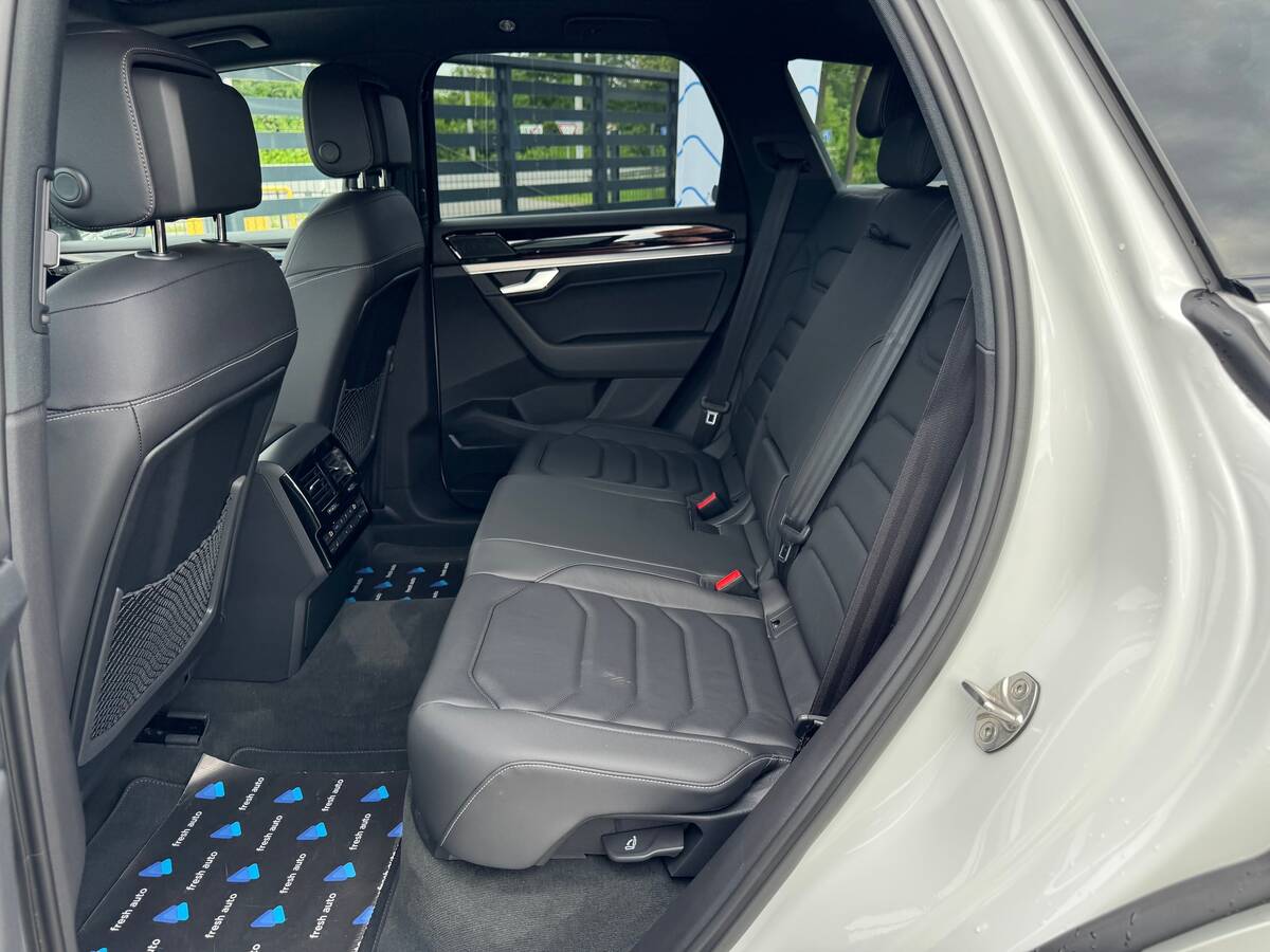 Volkswagen Touareg R 2022 - Transmission: Automatic 