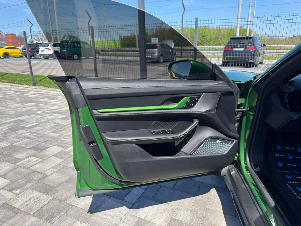 Porsche Taycan 2021 - Потужність: 387 кс